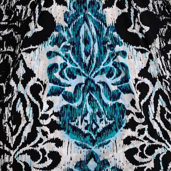 Patterned dress with cute neckline - Picture 3 of 4